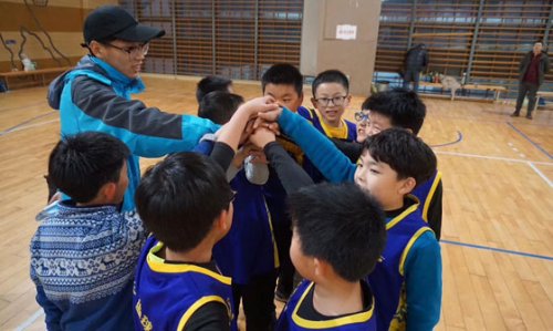 篮球培养青少年团队意识_苏州天奥篮球
