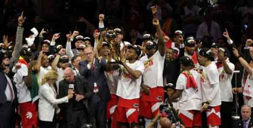 猛龙队登顶NBA总冠军,香槟狂欢